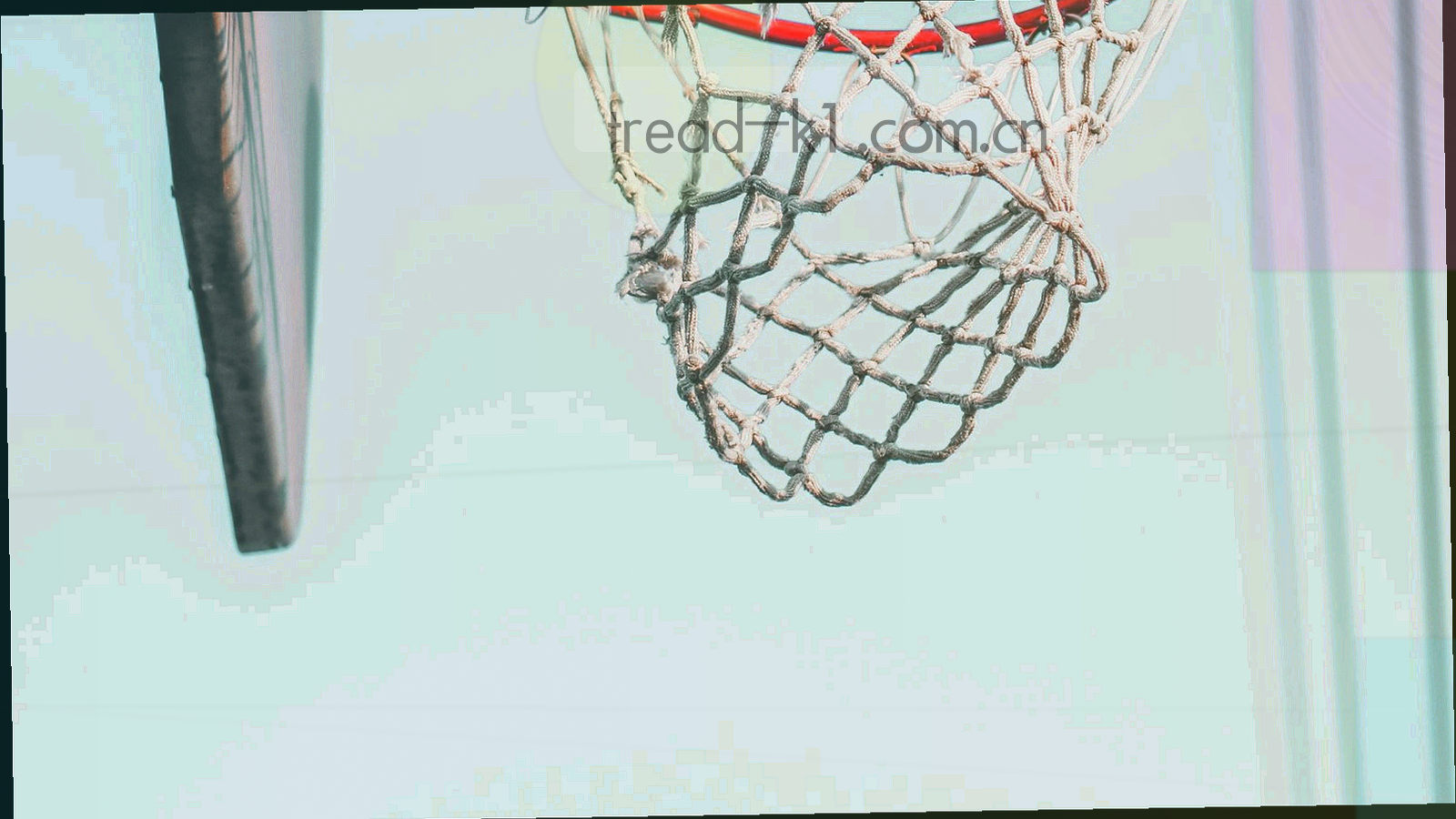 夜间数据监控室内多块屏幕散发荧光青色光，桌面上是键盘与手写记录